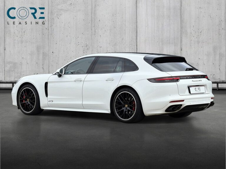 Hvid Porsche Panamera GTS Sport Turismo PDK fra 2020 parkeret foran en betonmur. CORE Leasing A/S er eksperter i Porsche leasing.