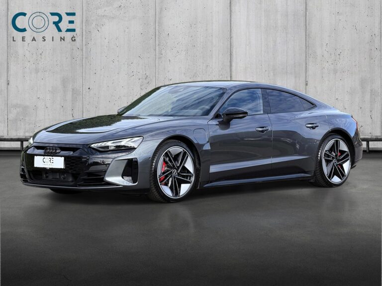 Gråmetal Audi RS e-tron GT quattro fra 2021 parkeret foran en betonmur. CORE Leasing A/S er eksperter i Audi leasing.