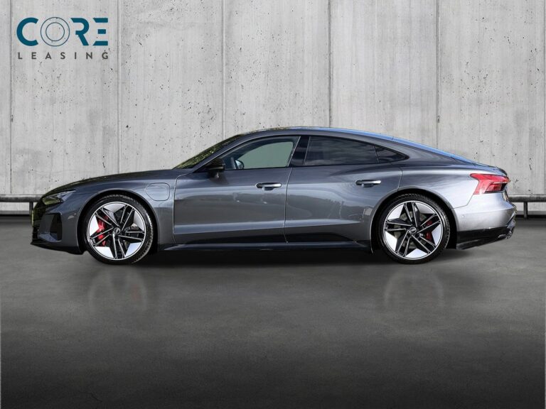 Gråmetal Audi RS e-tron GT quattro fra 2021 parkeret foran en betonmur. CORE Leasing A/S er eksperter i Audi leasing.