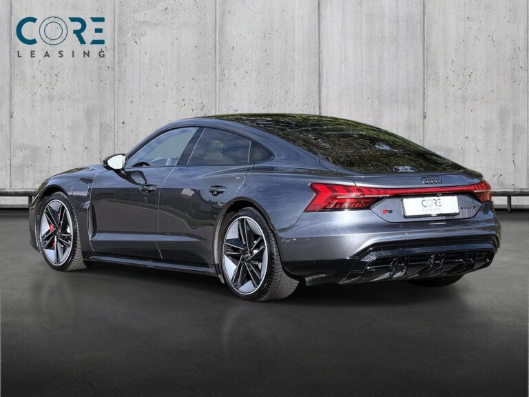 Gråmetal Audi RS e-tron GT quattro fra 2021 parkeret foran en betonmur. CORE Leasing A/S er eksperter i Audi leasing.