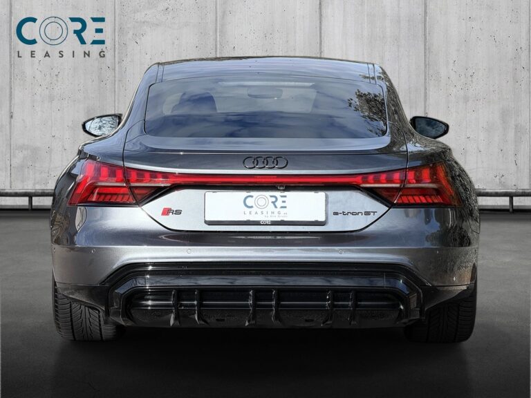 Gråmetal Audi RS e-tron GT quattro fra 2021 parkeret foran en betonmur. CORE Leasing A/S er eksperter i Audi leasing.
