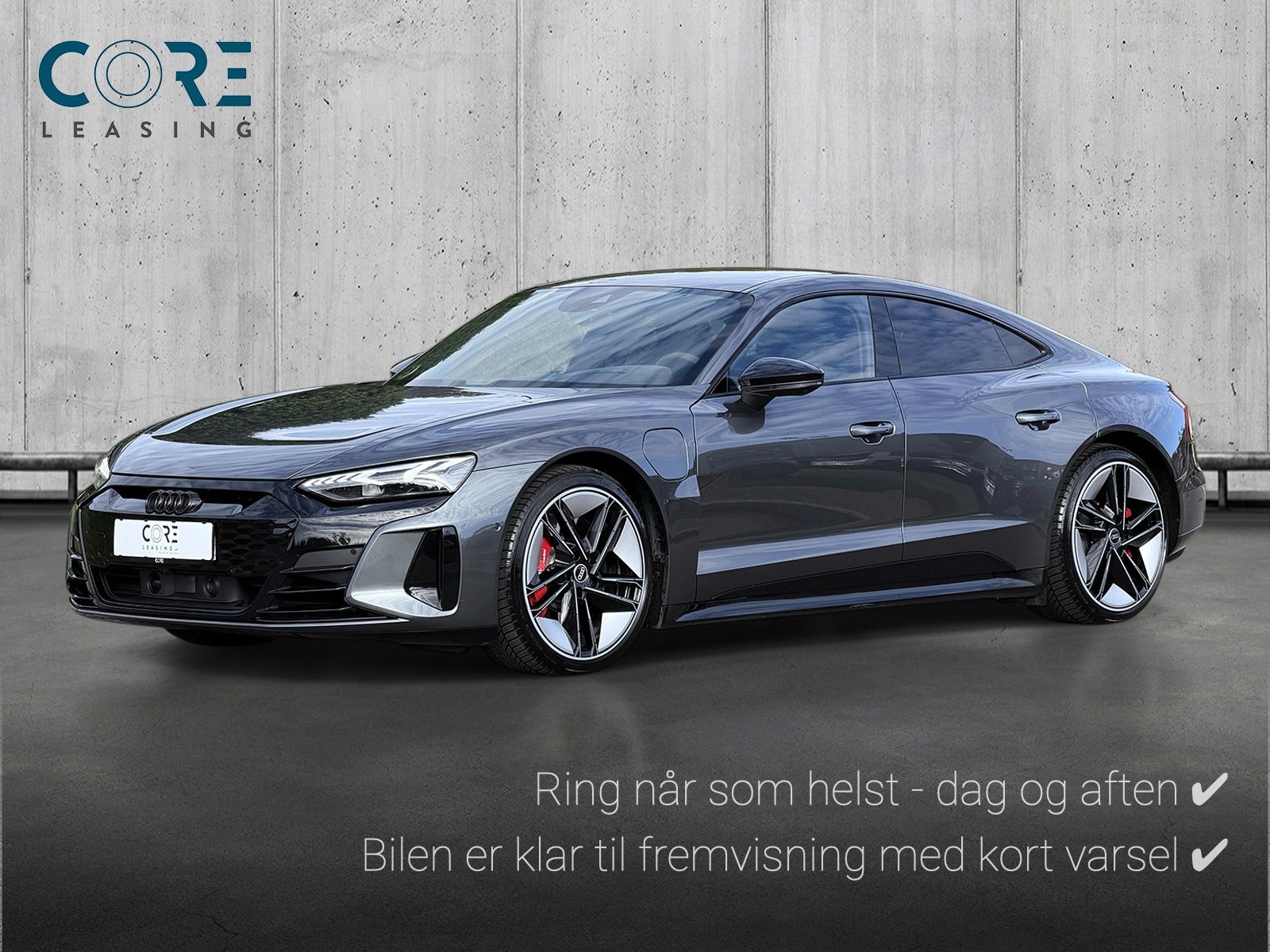 Gråmetal Audi RS e-tron GT quattro fra 2021 parkeret foran en betonmur. CORE Leasing A/S er eksperter i Audi leasing.