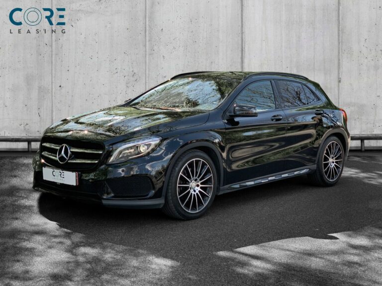 Sortmetal Mercedes GLA250 AMG Line aut. fra 2015 parkeret foran en betonmur. CORE Leasing A/S er eksperter i Mercedes leasing.