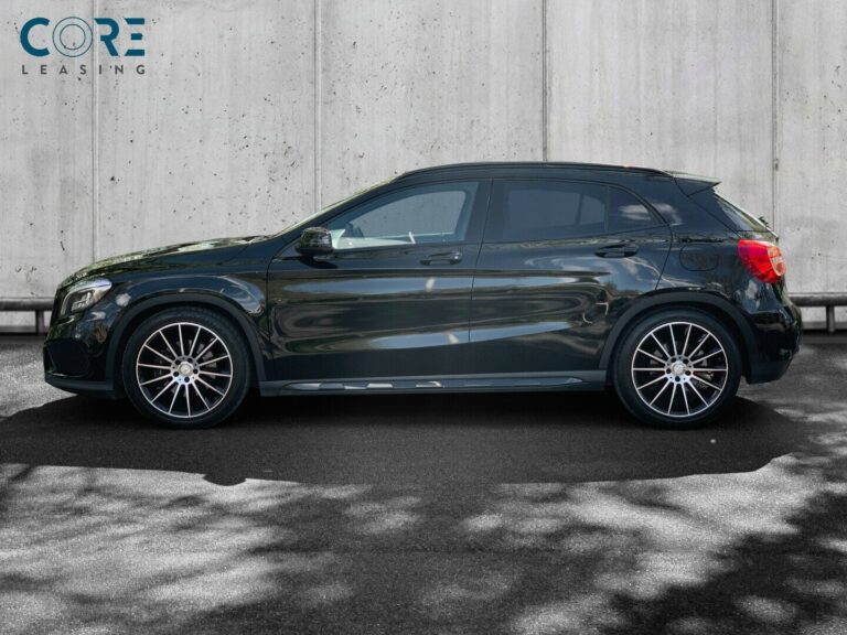Sortmetal Mercedes GLA250 AMG Line aut. fra 2015 parkeret foran en betonmur. CORE Leasing A/S er eksperter i Mercedes leasing.