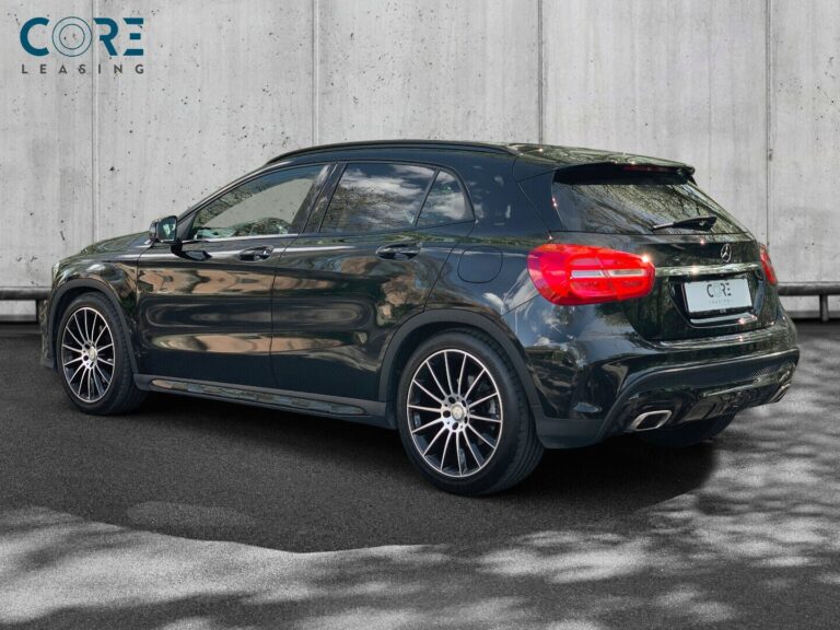 Sortmetal Mercedes GLA250 AMG Line aut. fra 2015 parkeret foran en betonmur. CORE Leasing A/S er eksperter i Mercedes leasing.