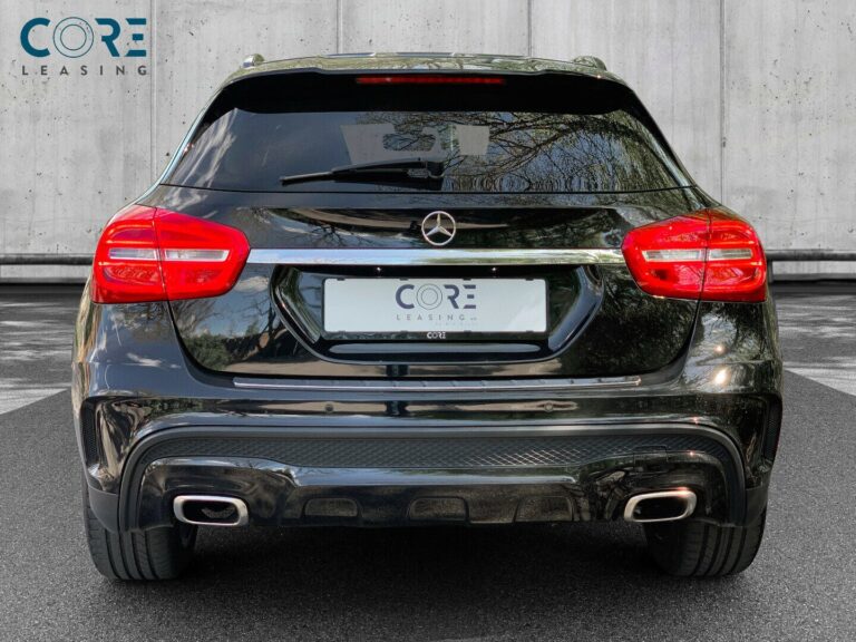 Sortmetal Mercedes GLA250 AMG Line aut. fra 2015 parkeret foran en betonmur. CORE Leasing A/S er eksperter i Mercedes leasing.