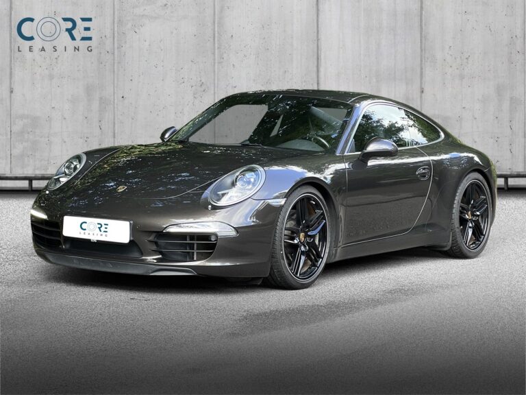 Brunmetal Porsche 911 Carrera S Coupé PDK fra 2012 parkeret foran en betonmur. CORE Leasing A/S er eksperter i Porsche leasing.