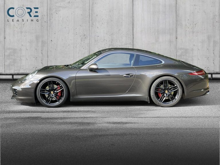 Brunmetal Porsche 911 Carrera S Coupé PDK fra 2012 parkeret foran en betonmur. CORE Leasing A/S er eksperter i Porsche leasing.