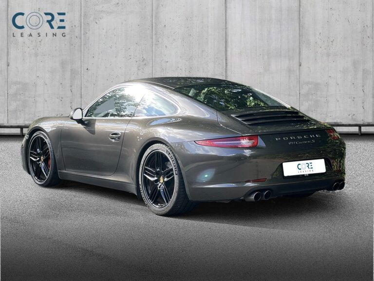 Brunmetal Porsche 911 Carrera S Coupé PDK fra 2012 parkeret foran en betonmur. CORE Leasing A/S er eksperter i Porsche leasing.