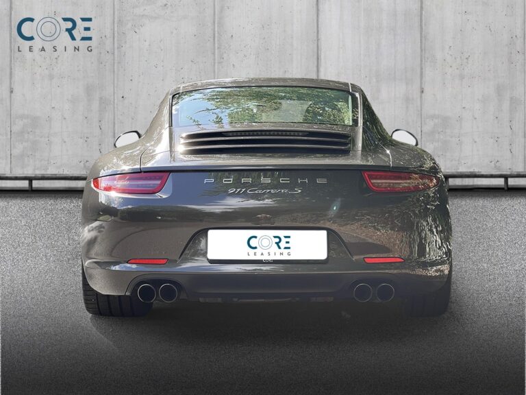 Brunmetal Porsche 911 Carrera S Coupé PDK fra 2012 parkeret foran en betonmur. CORE Leasing A/S er eksperter i Porsche leasing.