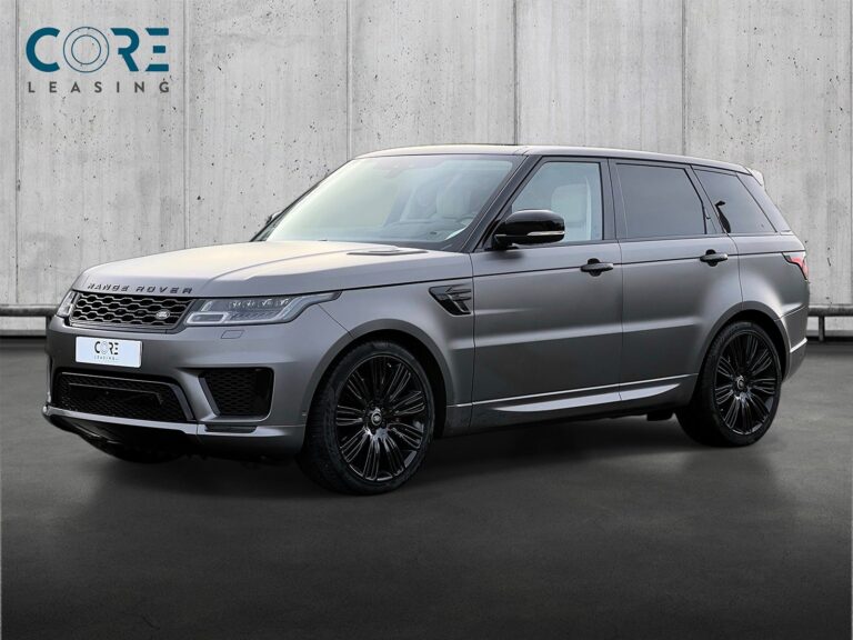 Gråmetal Land Rover Range Rover Sport P525 Autobiography Dynamic aut. fra 2019 parkeret foran en betonmur. CORE Leasing A/S er eksperter i Land Rover leasing.