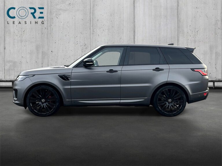 Gråmetal Land Rover Range Rover Sport P525 Autobiography Dynamic aut. fra 2019 parkeret foran en betonmur. CORE Leasing A/S er eksperter i Land Rover leasing.