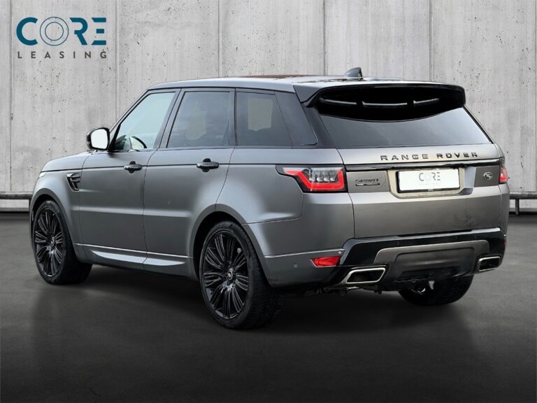 Gråmetal Land Rover Range Rover Sport P525 Autobiography Dynamic aut. fra 2019 parkeret foran en betonmur. CORE Leasing A/S er eksperter i Land Rover leasing.