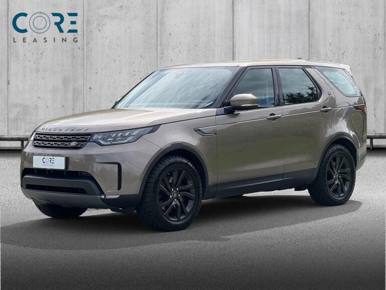Brunmetal Land Rover Discovery 5 TD6 SE aut. fra 2017 parkeret foran en betonmur. CORE Leasing A/S er eksperter i Land Rover leasing.