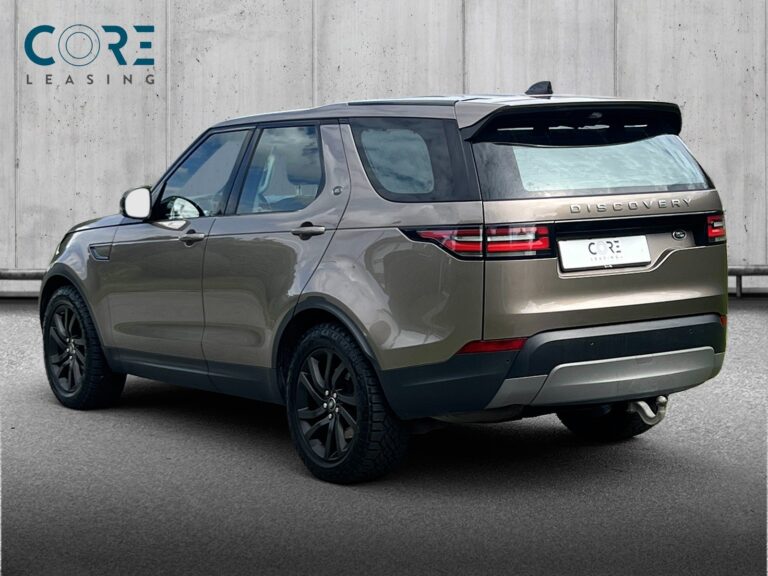 Brunmetal Land Rover Discovery 5 TD6 SE aut. fra 2017 parkeret foran en betonmur. CORE Leasing A/S er eksperter i Land Rover leasing.