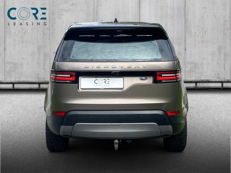 Brunmetal Land Rover Discovery 5 TD6 SE aut. fra 2017 parkeret foran en betonmur. CORE Leasing A/S er eksperter i Land Rover leasing.