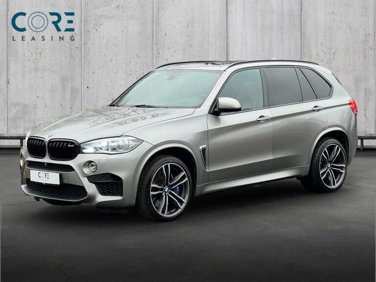 Sølvmetal BMW X5 M xDrive aut. fra 2015 parkeret foran en betonmur. CORE Leasing A/S er eksperter i BMW leasing.