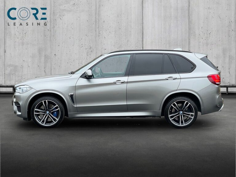Sølvmetal BMW X5 M xDrive aut. fra 2015 parkeret foran en betonmur. CORE Leasing A/S er eksperter i BMW leasing.