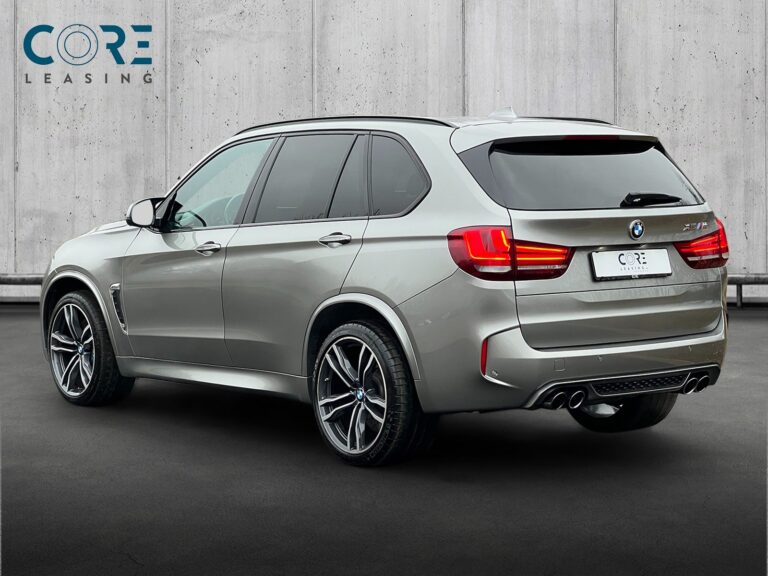 Sølvmetal BMW X5 M xDrive aut. fra 2015 parkeret foran en betonmur. CORE Leasing A/S er eksperter i BMW leasing.