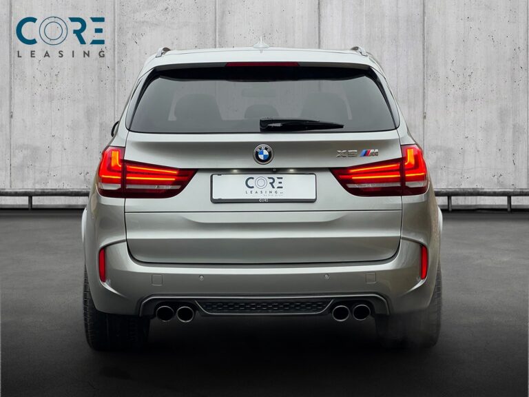 Sølvmetal BMW X5 M xDrive aut. fra 2015 parkeret foran en betonmur. CORE Leasing A/S er eksperter i BMW leasing.