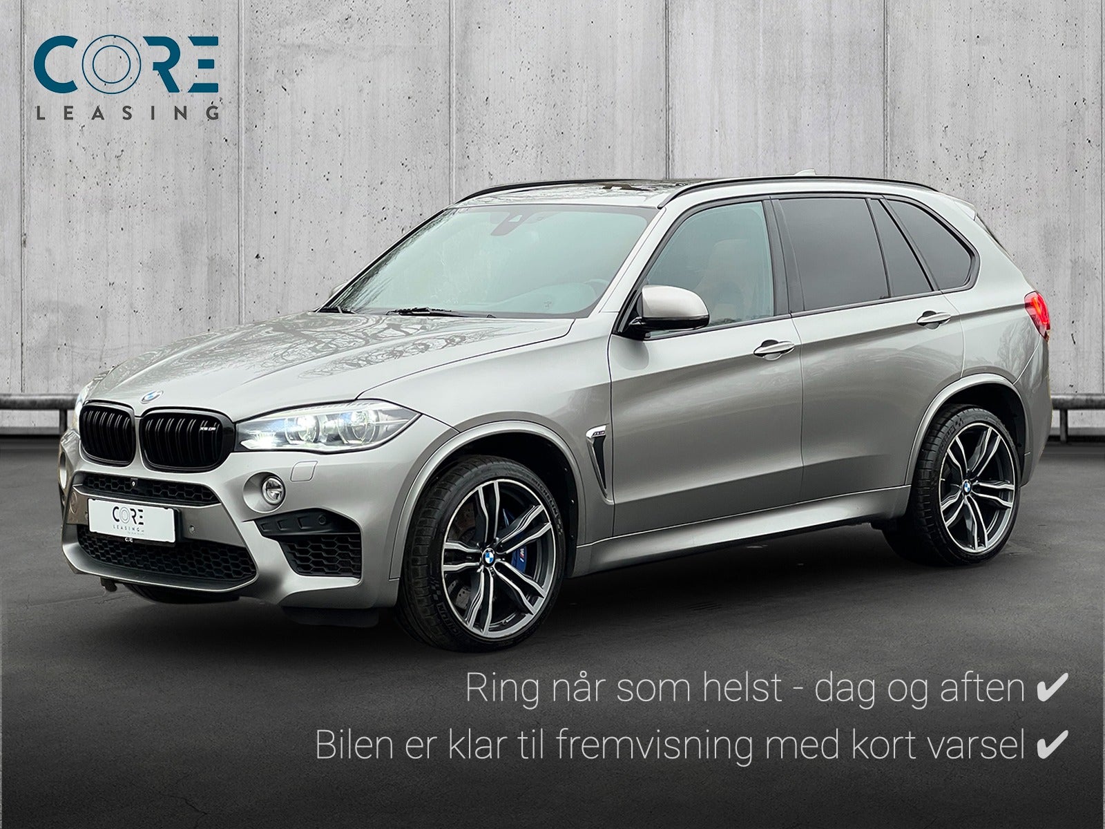 Sølvmetal BMW X5 M xDrive aut. fra 2015 parkeret foran en betonmur. CORE Leasing A/S er eksperter i BMW leasing.
