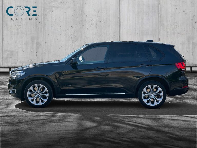 Sortmetal BMW X5 xDrive50i aut. fra 2015 parkeret foran en betonmur. CORE Leasing A/S er eksperter i BMW leasing.