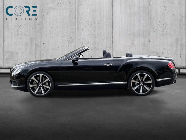 Sortmetal Bentley Continental GTC V8 aut. fra 2014 parkeret foran en betonmur. CORE Leasing A/S er eksperter i Bentley leasing.