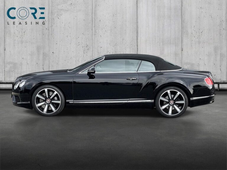 Sortmetal Bentley Continental GTC V8 aut. fra 2014 parkeret foran en betonmur. CORE Leasing A/S er eksperter i Bentley leasing.