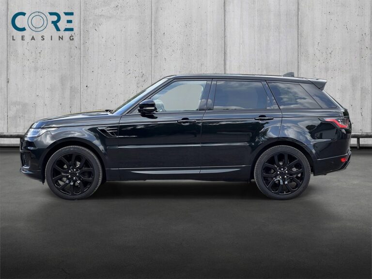 Sortmetal Land Rover Range Rover Sport SDV6 HSE Dynamic aut. fra 2018 parkeret foran en betonmur. CORE Leasing A/S er eksperter i Land Rover leasing.