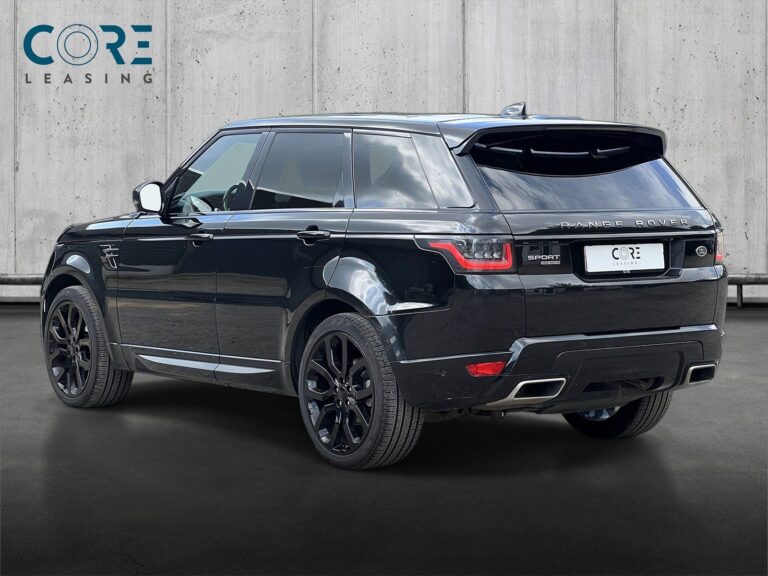 Sortmetal Land Rover Range Rover Sport SDV6 HSE Dynamic aut. fra 2018 parkeret foran en betonmur. CORE Leasing A/S er eksperter i Land Rover leasing.
