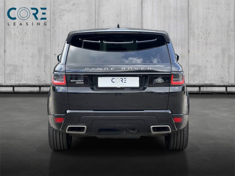 Sortmetal Land Rover Range Rover Sport SDV6 HSE Dynamic aut. fra 2018 parkeret foran en betonmur. CORE Leasing A/S er eksperter i Land Rover leasing.