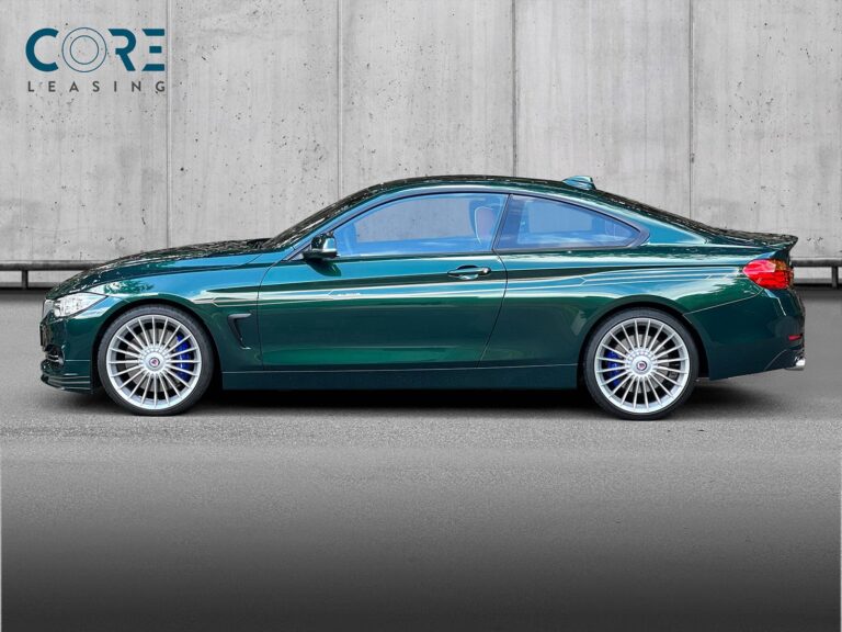Grønmetal Alpina B4 Bi-turbo Coupé Sw-tr. AWD fra 2016 parkeret foran en betonmur. CORE Leasing A/S er eksperter i Alpina leasing.