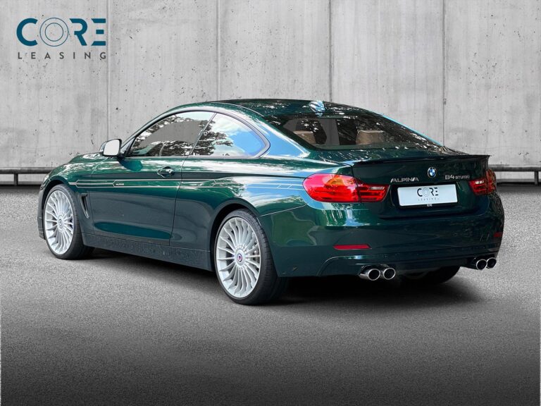 Grønmetal Alpina B4 Bi-turbo Coupé Sw-tr. AWD fra 2016 parkeret foran en betonmur. CORE Leasing A/S er eksperter i Alpina leasing.