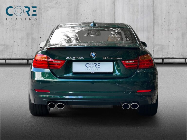 Grønmetal Alpina B4 Bi-turbo Coupé Sw-tr. AWD fra 2016 parkeret foran en betonmur. CORE Leasing A/S er eksperter i Alpina leasing.