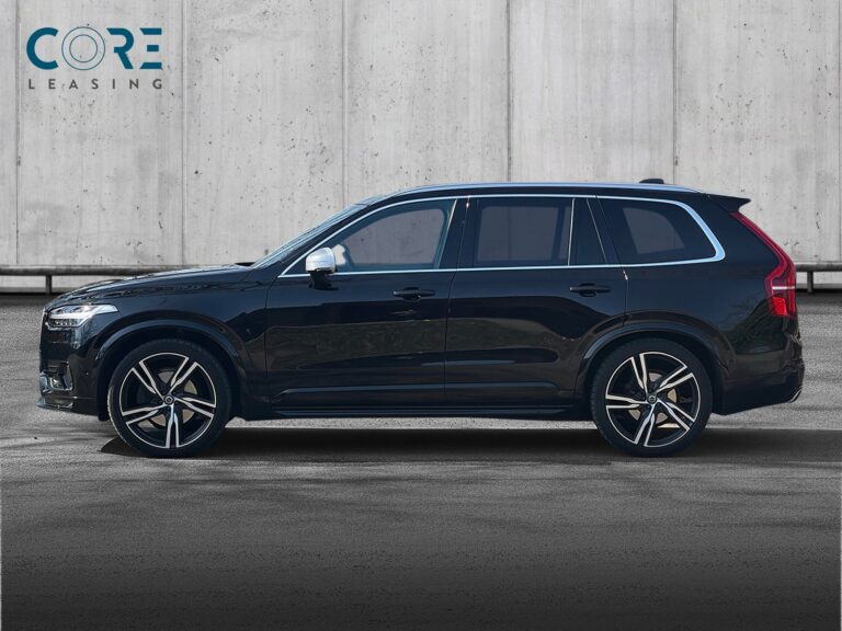 Sortmetal Volvo XC90 D5 235 R-Design aut. AWD fra 2018 parkeret foran en betonmur. CORE Leasing A/S er eksperter i Volvo leasing.