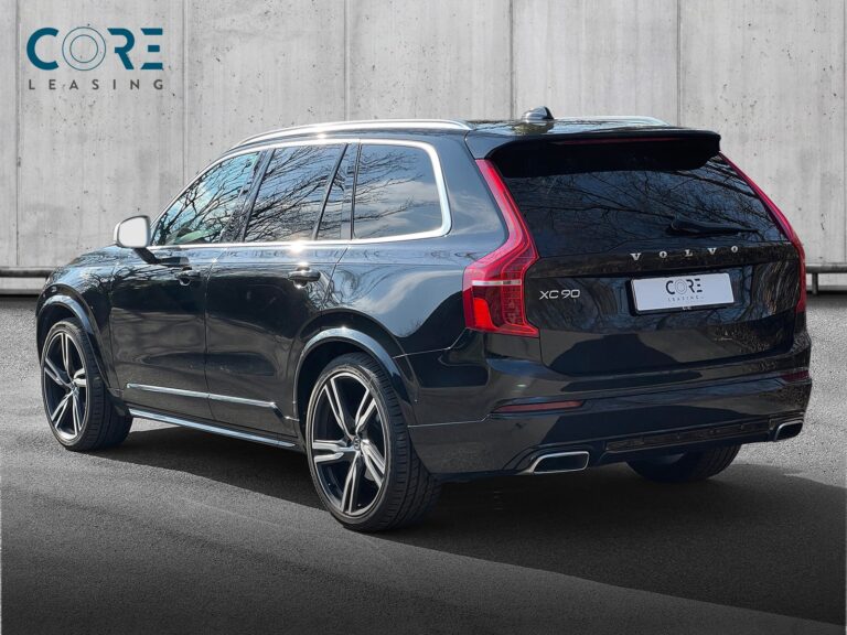 Sortmetal Volvo XC90 D5 235 R-Design aut. AWD fra 2018 parkeret foran en betonmur. CORE Leasing A/S er eksperter i Volvo leasing.