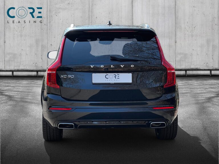 Sortmetal Volvo XC90 D5 235 R-Design aut. AWD fra 2018 parkeret foran en betonmur. CORE Leasing A/S er eksperter i Volvo leasing.