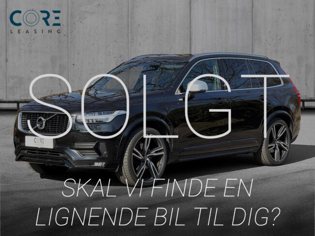 Sortmetal Volvo XC90 D5 235 R-Design aut. AWD fra 2018 parkeret foran en betonmur. CORE Leasing A/S er eksperter i Volvo leasing.