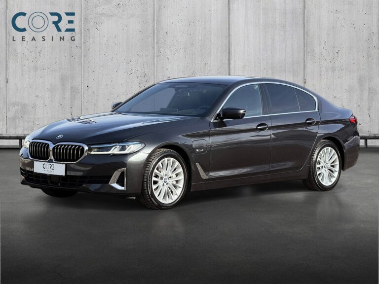 Gråmetal BMW 545e Luxury Line xDrive aut. fra 2021 parkeret foran en betonmur. CORE Leasing A/S er eksperter i BMW leasing.
