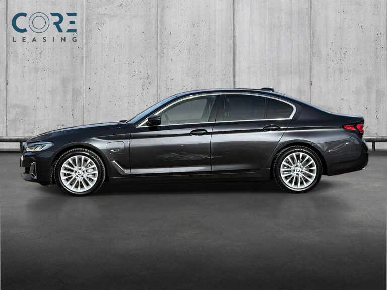 Gråmetal BMW 545e Luxury Line xDrive aut. fra 2021 parkeret foran en betonmur. CORE Leasing A/S er eksperter i BMW leasing.