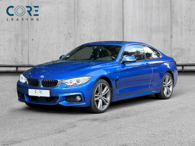 Blåmetal BMW 435i Coupé M-Sport xDrive aut. fra 2015 parkeret foran en betonmur. CORE Leasing A/S er eksperter i BMW leasing.