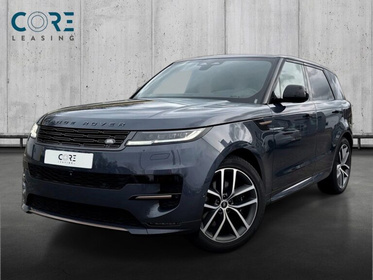 Sortmetal Land Rover Range Rover Sport P550e Autobiography aut. fra 2024 parkeret foran en betonmur. CORE Leasing A/S er eksperter i Land Rover leasing.
