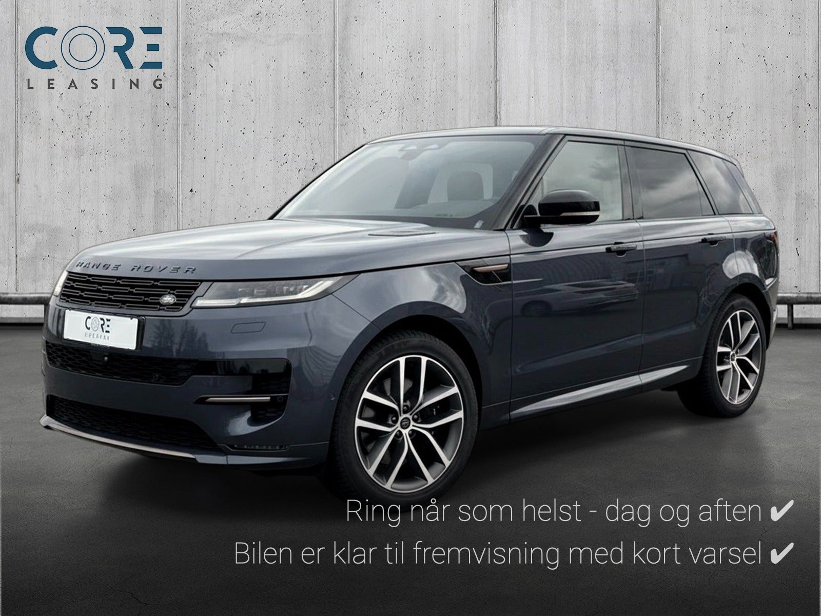 Sortmetal Land Rover Range Rover Sport P550e Autobiography aut. fra 2024 parkeret foran en betonmur. CORE Leasing A/S er eksperter i Land Rover leasing.
