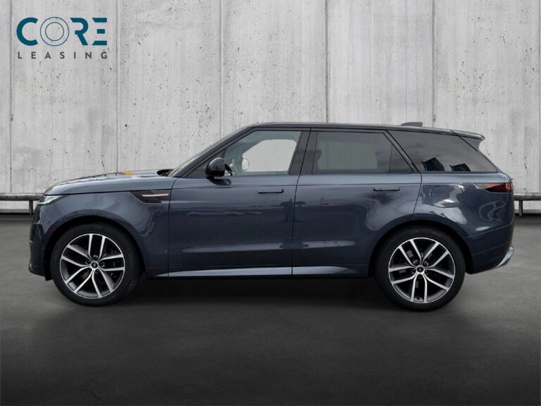 Sortmetal Land Rover Range Rover Sport P550e Autobiography aut. fra 2024 parkeret foran en betonmur. CORE Leasing A/S er eksperter i Land Rover leasing.