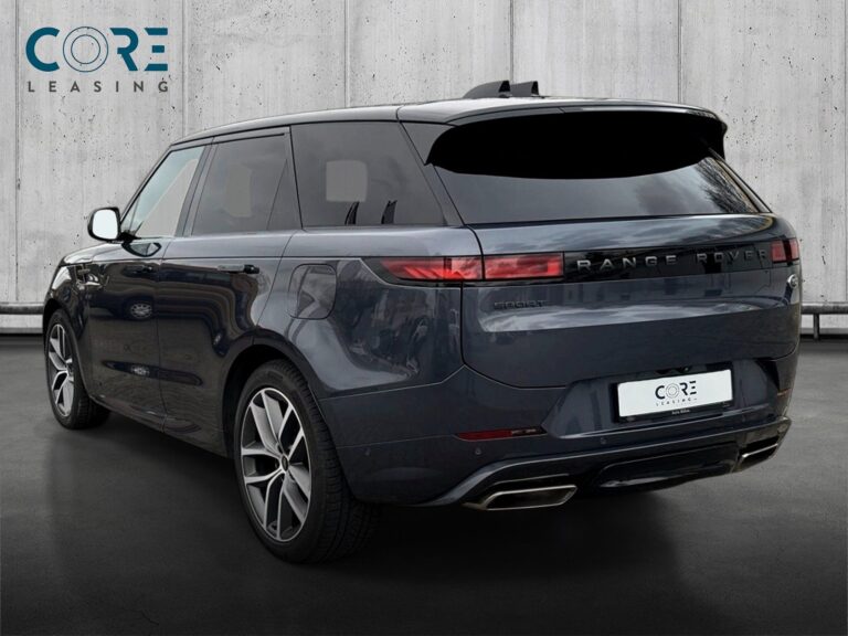 Sortmetal Land Rover Range Rover Sport P550e Autobiography aut. fra 2024 parkeret foran en betonmur. CORE Leasing A/S er eksperter i Land Rover leasing.
