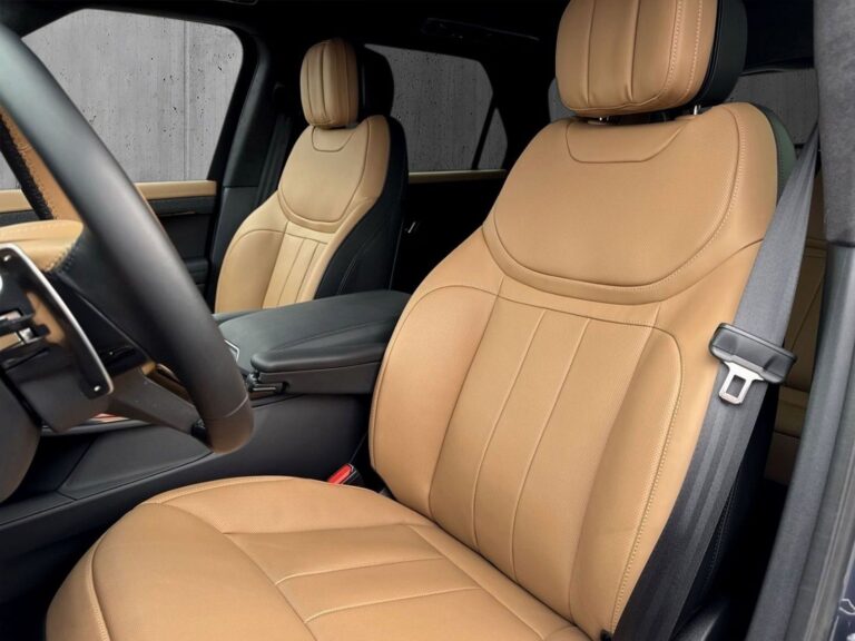 Sortmetal Land Rover Range Rover Sport P550e Autobiography aut. fra 2024 parkeret foran en betonmur. CORE Leasing A/S er eksperter i Land Rover leasing.