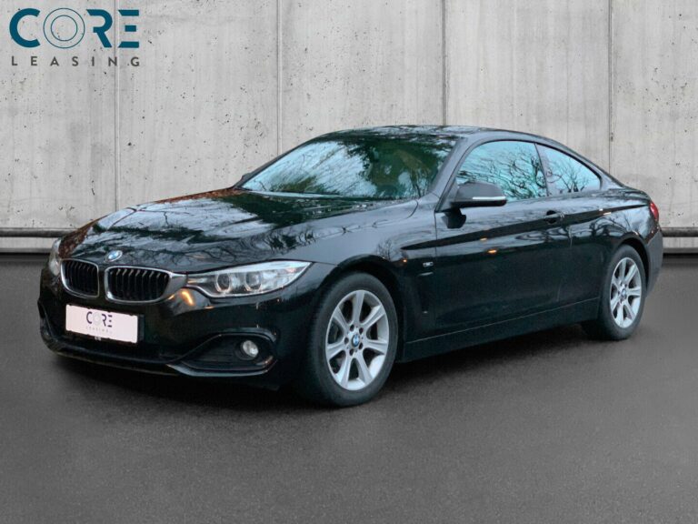 Sortmetal BMW 435i Coupé aut. fra 2015 parkeret foran en betonmur. CORE Leasing A/S er eksperter i BMW leasing.
