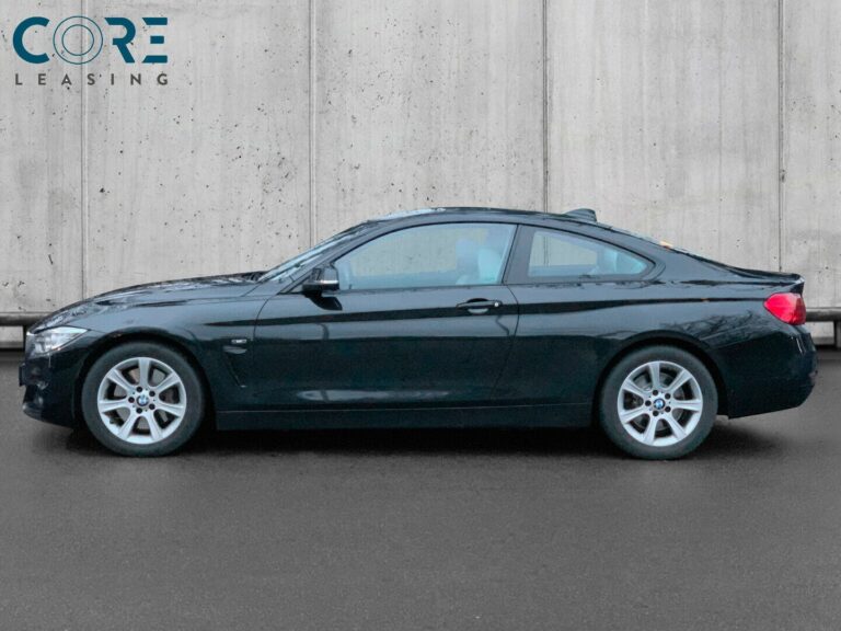 Sortmetal BMW 435i Coupé aut. fra 2015 parkeret foran en betonmur. CORE Leasing A/S er eksperter i BMW leasing.