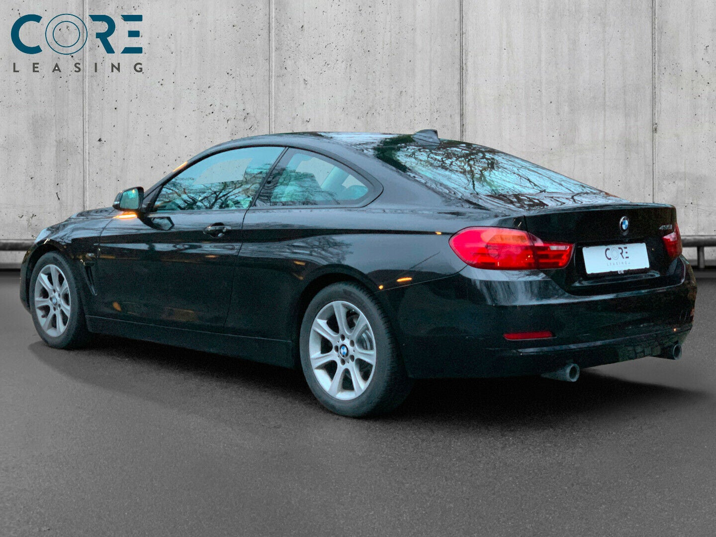 Sortmetal BMW 435i Coupé aut. fra 2015 parkeret foran en betonmur. CORE Leasing A/S er eksperter i BMW leasing.