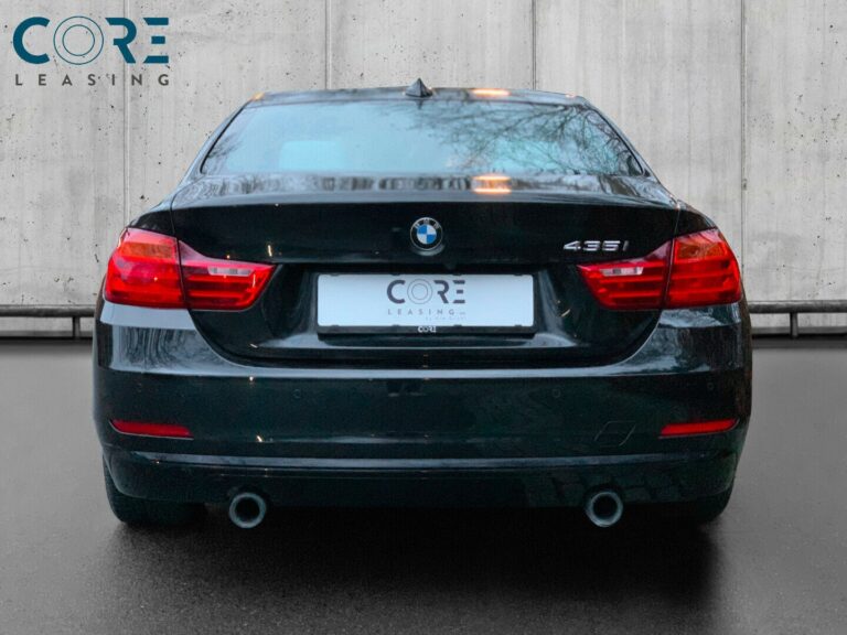 Sortmetal BMW 435i Coupé aut. fra 2015 parkeret foran en betonmur. CORE Leasing A/S er eksperter i BMW leasing.